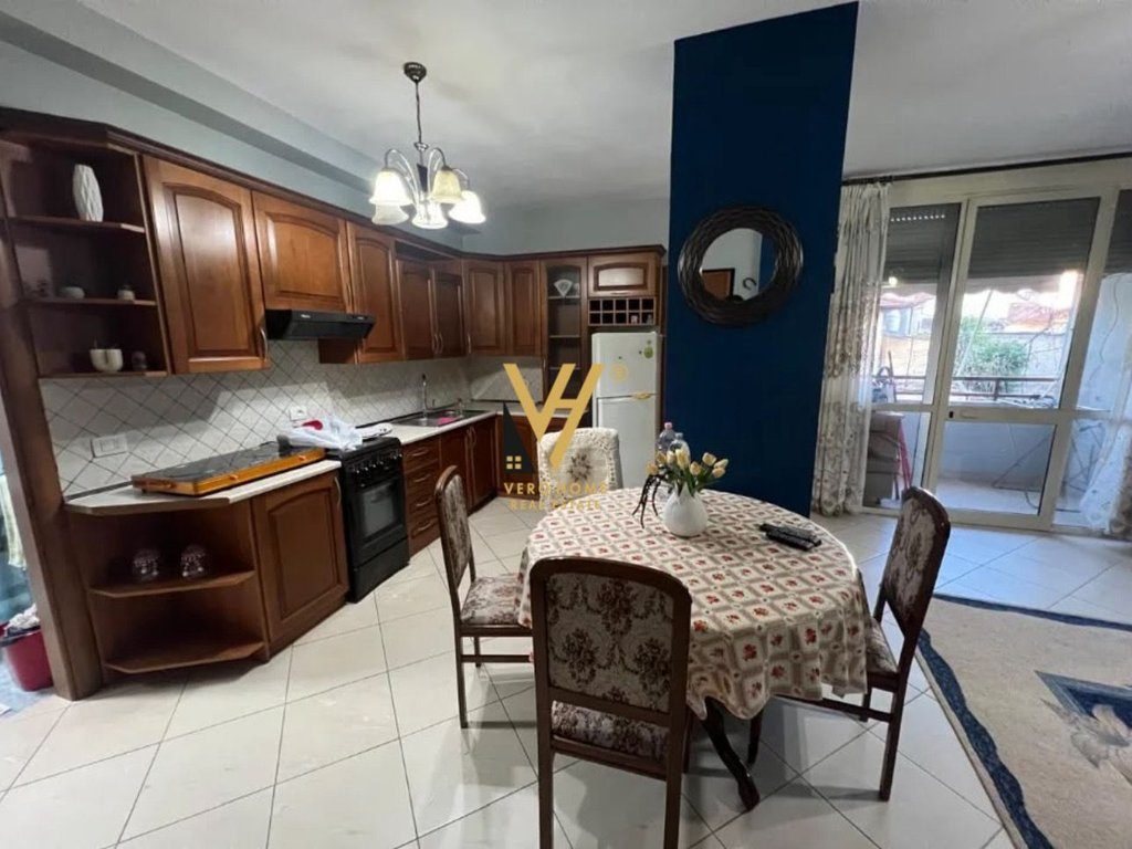 JEPET APARTAMENT 1+1+BLK ME QIRA TE RRUGA FORTUZI 55.000 LEKE 2