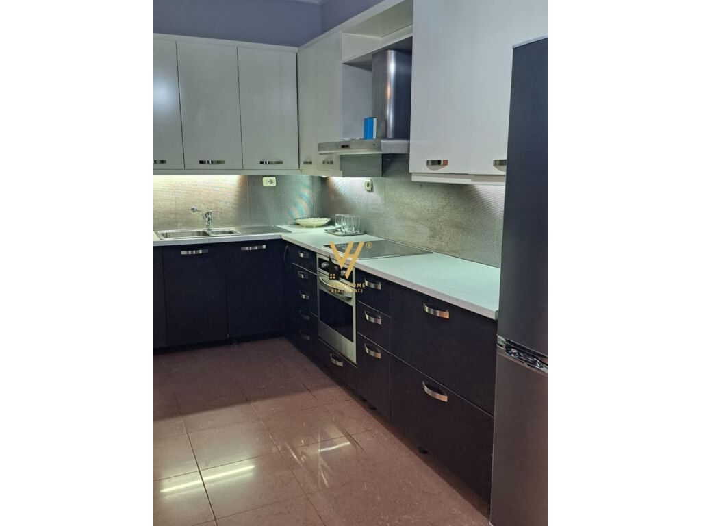 Jepet Apartament 2+1+ballkon me qera te Pazari i Ri 130 m2 3