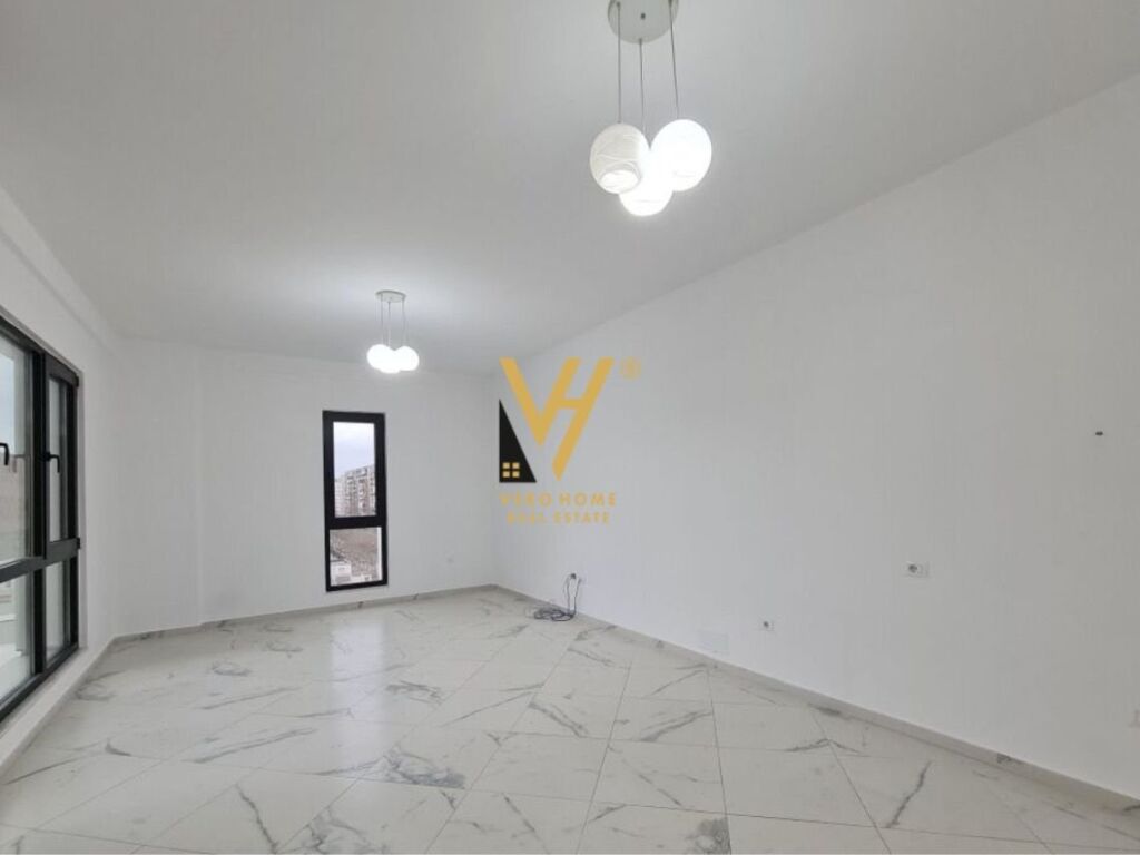 Jepet Zyre me qera te Bulevardi Zogu i Pare 80 m2
