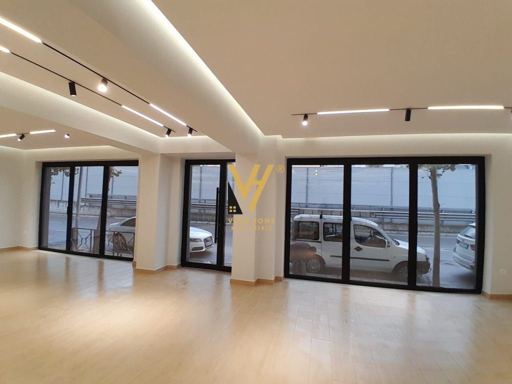 JEPET DYQAN 130 M2 ME QERA, KOMUNA E PARISIT 2.600 EURO 2