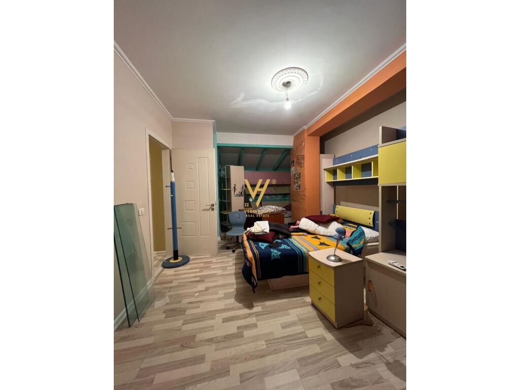 Jepet Apartament 2+1+2+ballkon me qera te Komuna e Parisit 100 m2 2