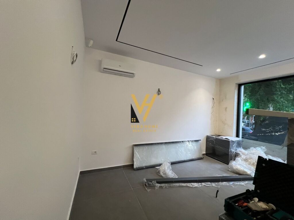 Jepet Dyqan me qera te Rruga e Durresit 180 m2 2