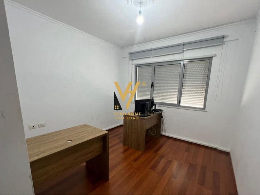 JEPET ZYRE 130 M2 ME QIRA TE 5 MAJI, QENDRA CONCORD 950 EURO