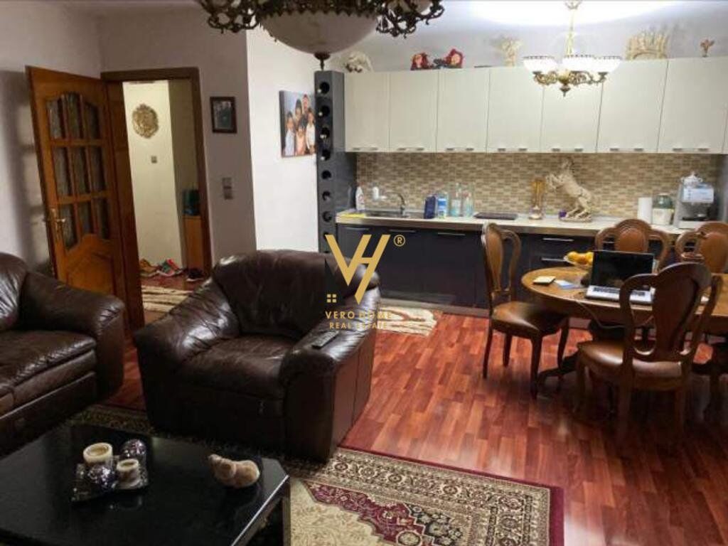 Jepet Apartament 2+1 me qera te Rruga Fortuzi 90 m2 3