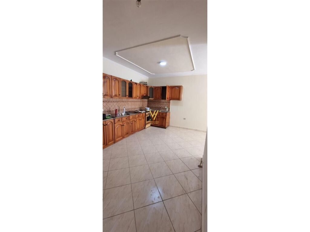 Jepet Zyre me qera te Komuna e Parisit 110 m2 2