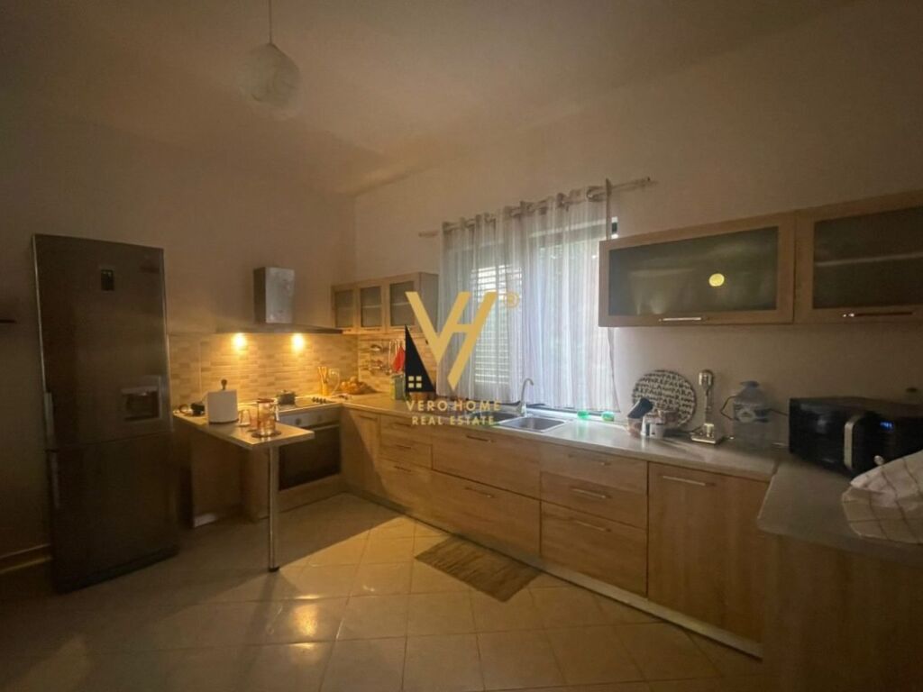 Shitet shtepi private ne zonen e Lundres 200 m2 3