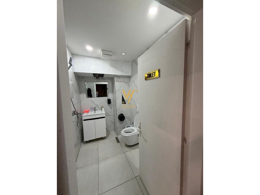 JEPET AMBIENT BIZNESI 115 M2 ME QIRA TE KOMUNA E PARISIT 2.000 EURO 3