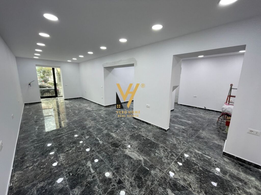 Shitet dyqan te Kryqezimi i Rruges se Kosovareve 70 m2 3
