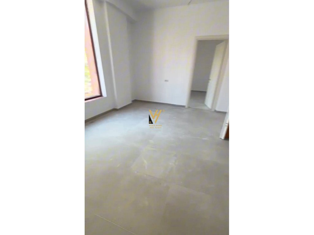 JEPET ZYRE 50M2 ME QERA TE RRUGA E KAVAJES 1.200 EURO 3