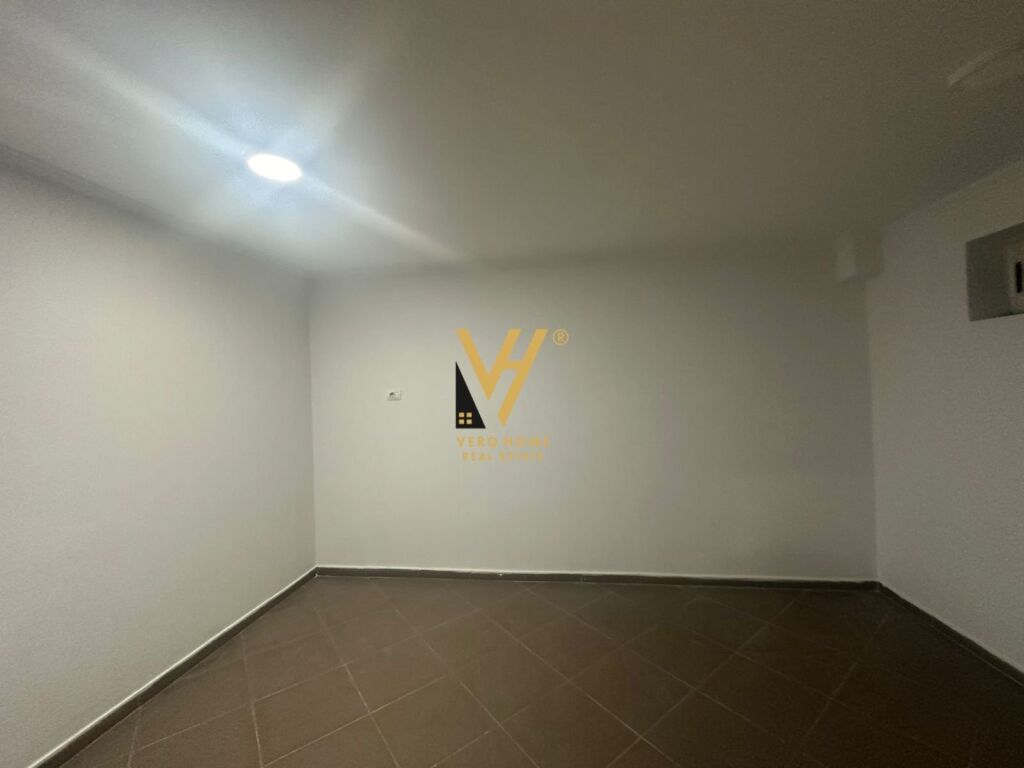 Jepet Dyqan me qera te Stadiumi Dinamo 143 m2