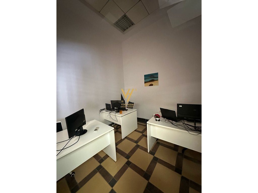 JEPET ZYRE 290M2 ME QERA TE RRUGA BARRIKADAVE 2.500 EURO 1
