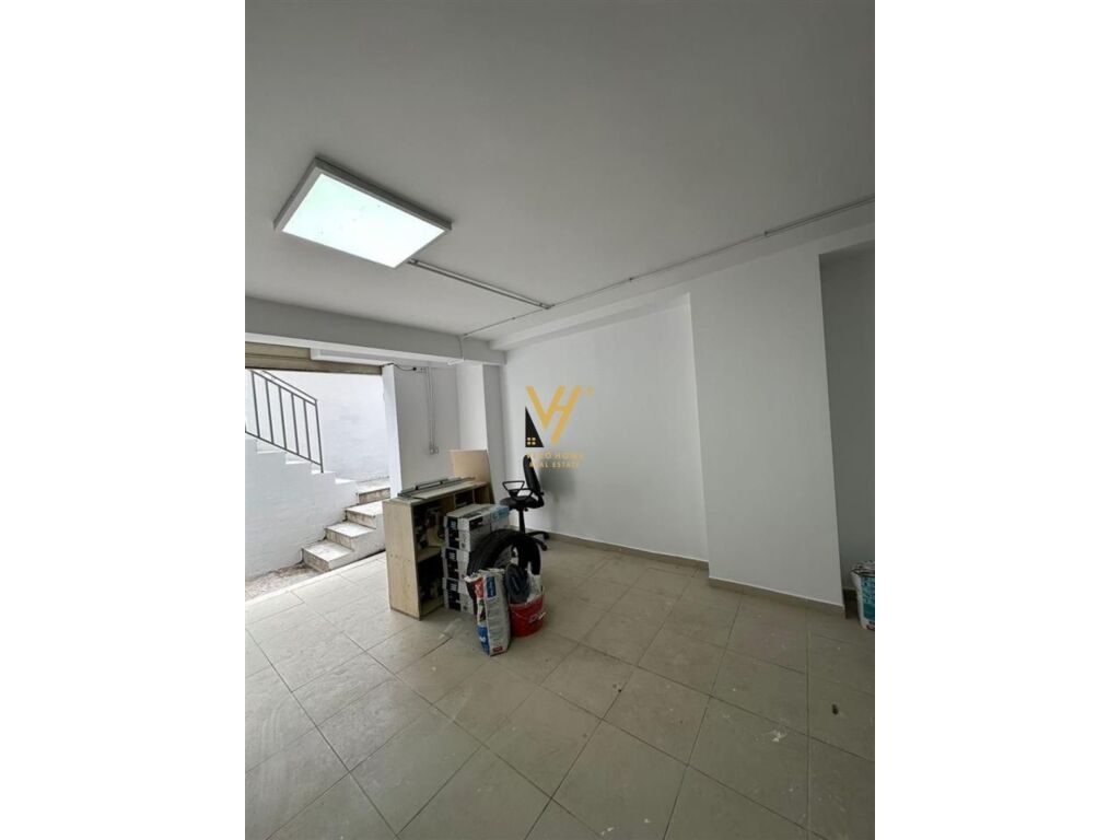 Shitet bodrum te Shkolla e Baletit 40 m2 2