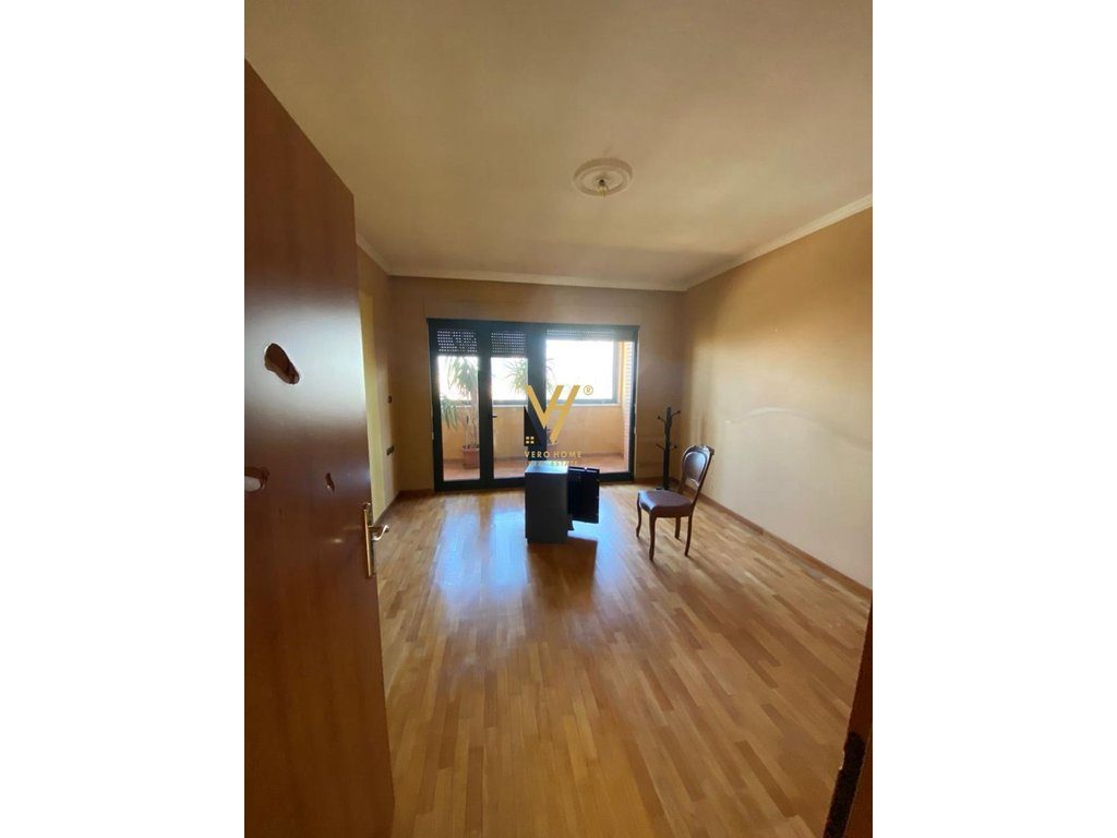JEPET ZYRE 160M2 ME QERA TE BLLOKU 2.200 EURO 2