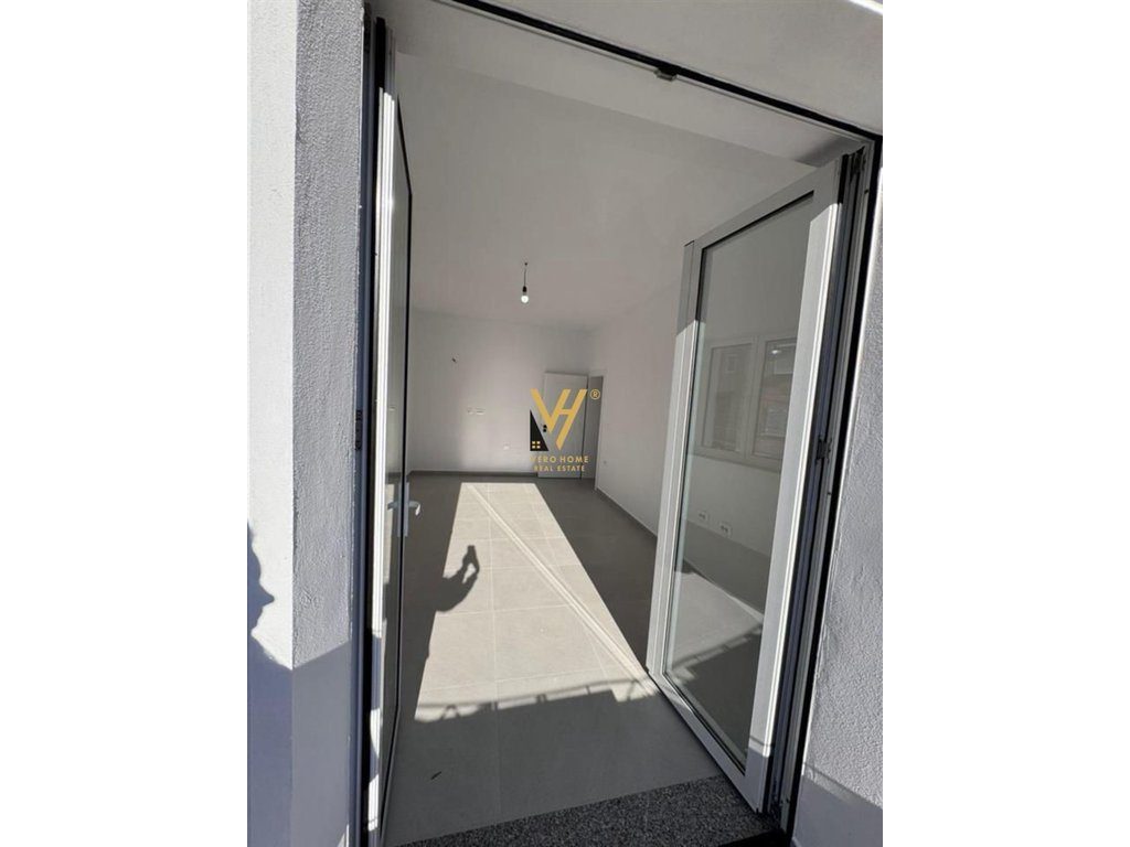 JEPET ZYRE 70 M2 ME QERA TE MINE PEZA 1.000 EURO 2