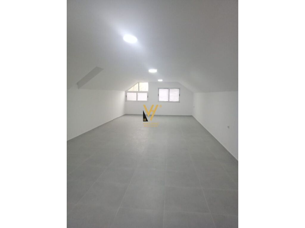Shitet Dyqan te Shkolla e Bashkuar 140 m2 1
