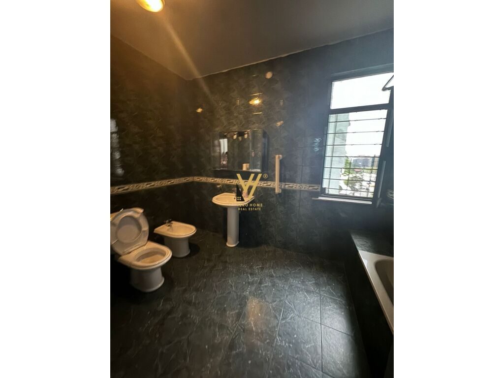 Jepet Zyre me qera te Bulevardi Zogu i Pare 160 m2 4