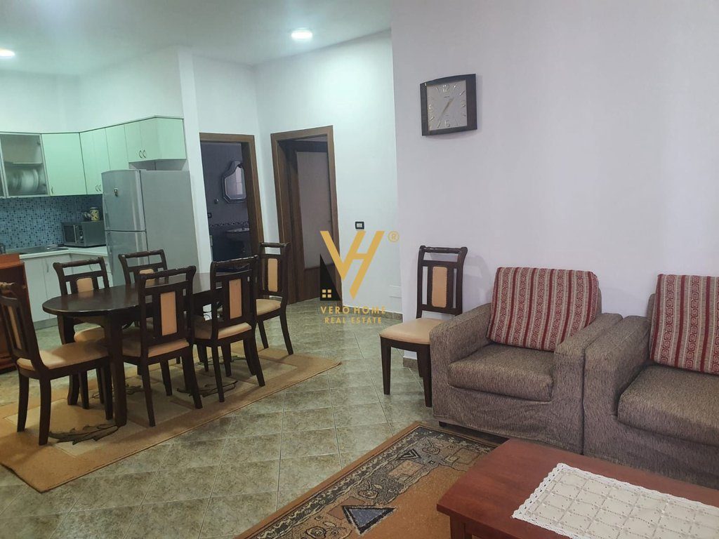JEPET APARTAMENT ME QERA 3+1 PRANE KRISTAL CENTER 670 EURO 2