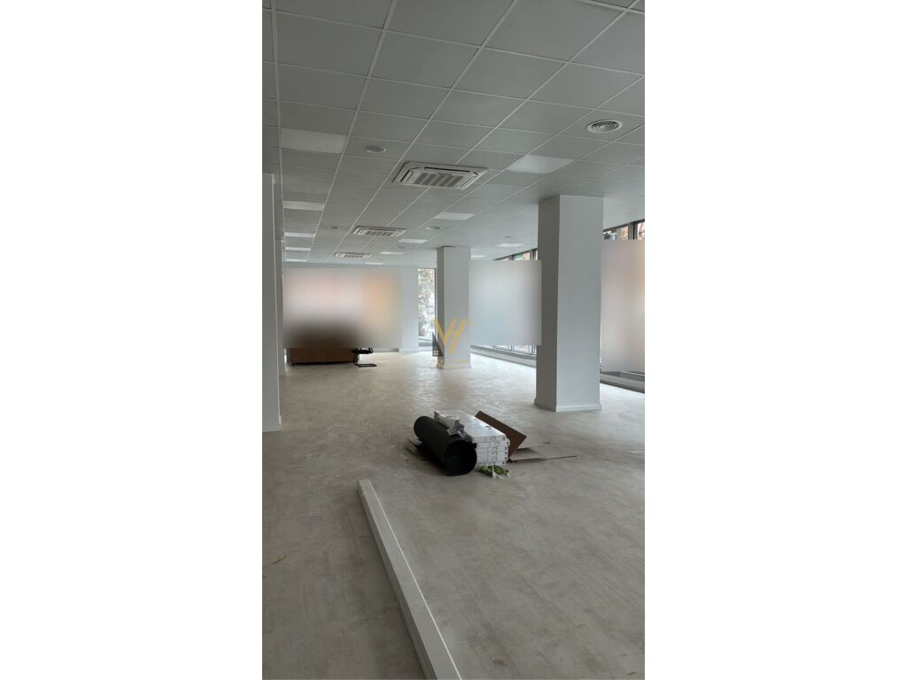 Jepet Ambient Komercial 420 m2 me qera te Blloku , Sheshi Willson