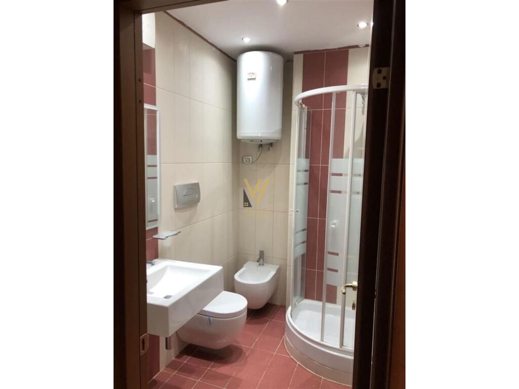 Jepet Apartament 3+1+2 me qera tek Rruga Myslym Shyri 150 m2 3
