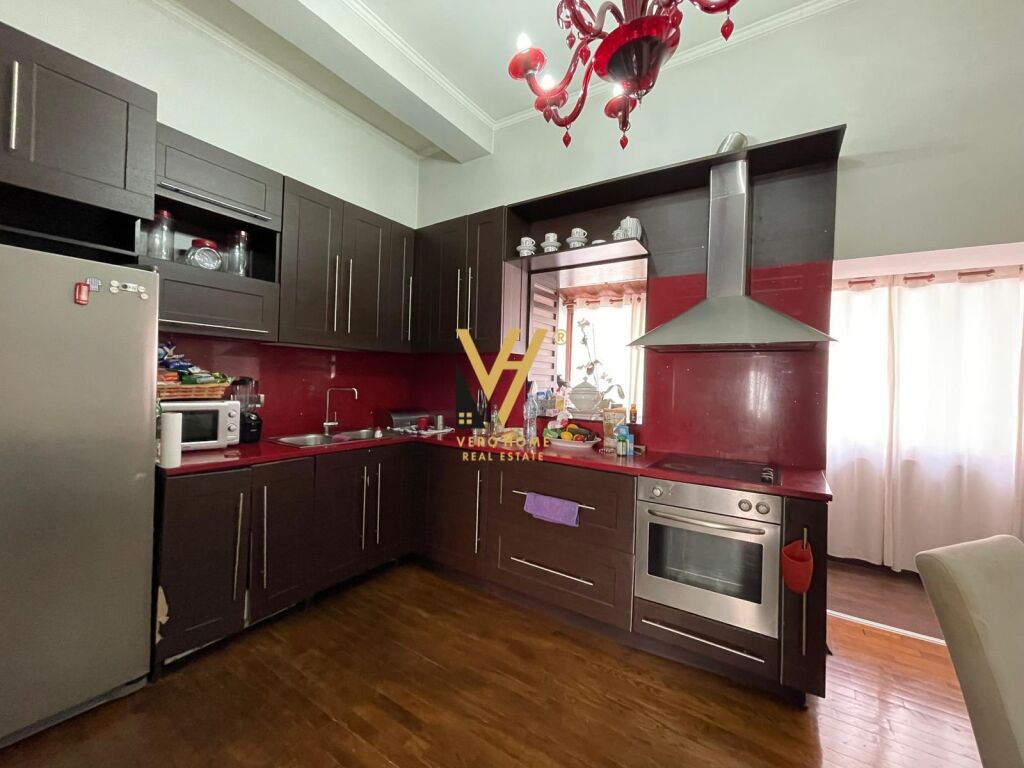 Shitet Apartament 2+1+verande te Rruga e Barrikadave 120 m2 3