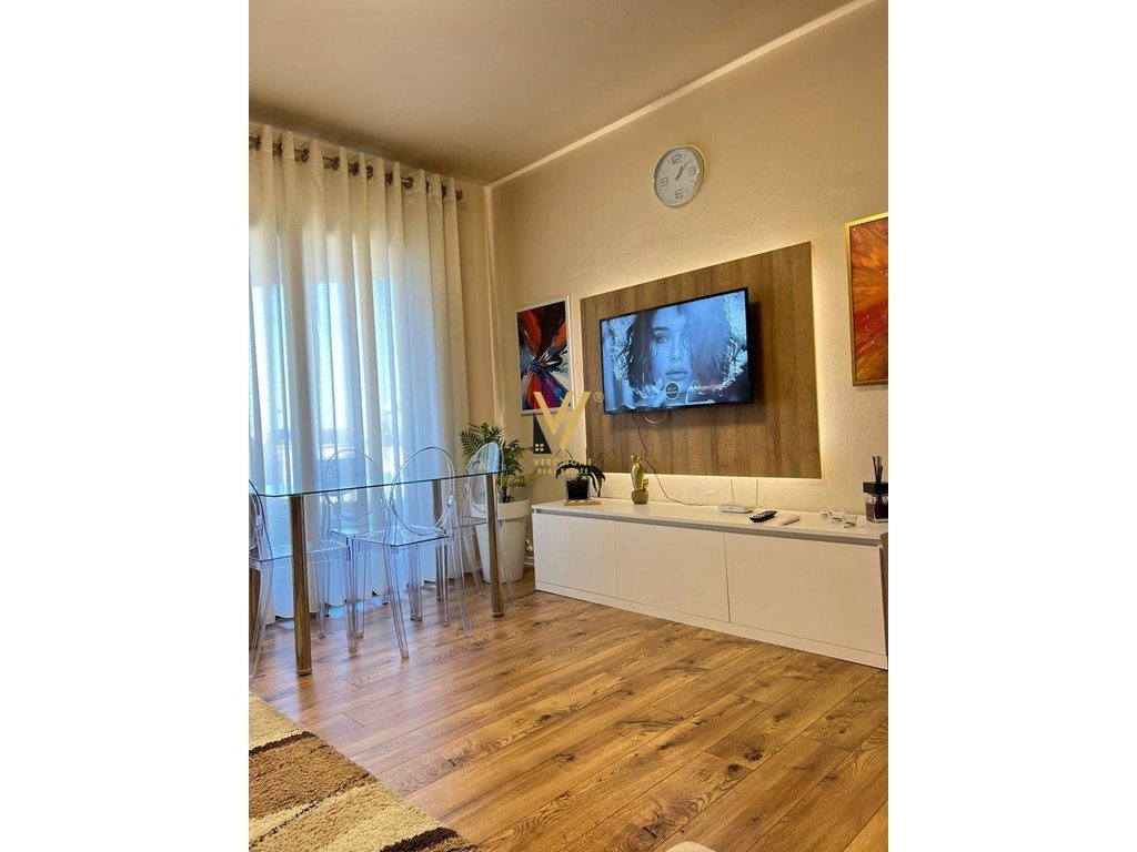 JEPET APARTAMENT 1+1 ME QERA TE STACIONI I TRENIT 80.000 LEKE 4