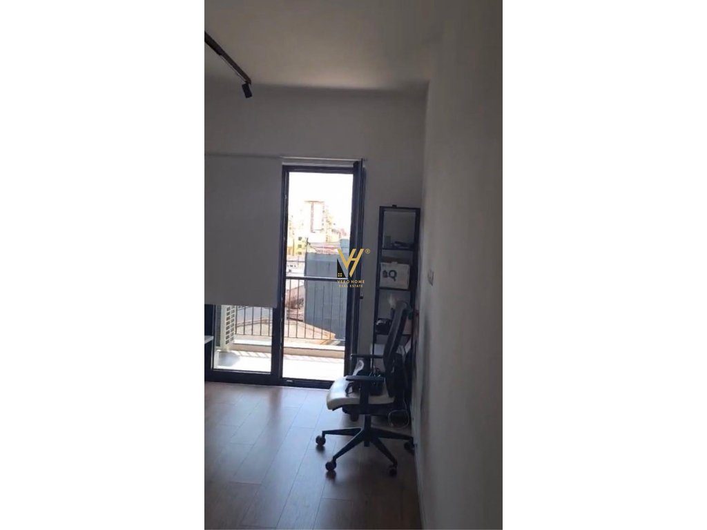 JEPET ZYRE 100 M2 ME QIRA TE RRUGA BARRIKADAVE 90.000 LEKE 2