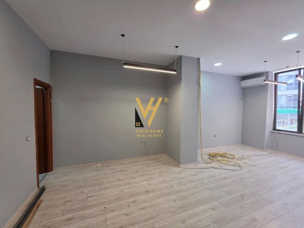 JEPET AMBIENT BIZNESI 31 M2 ME QERA NE DON BOSKO 600 EURO 3