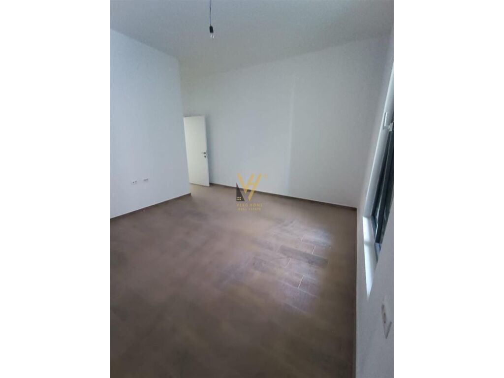 Jepet ambjent biznesi me qera te Kompleksi Zirkon 140 m2 2