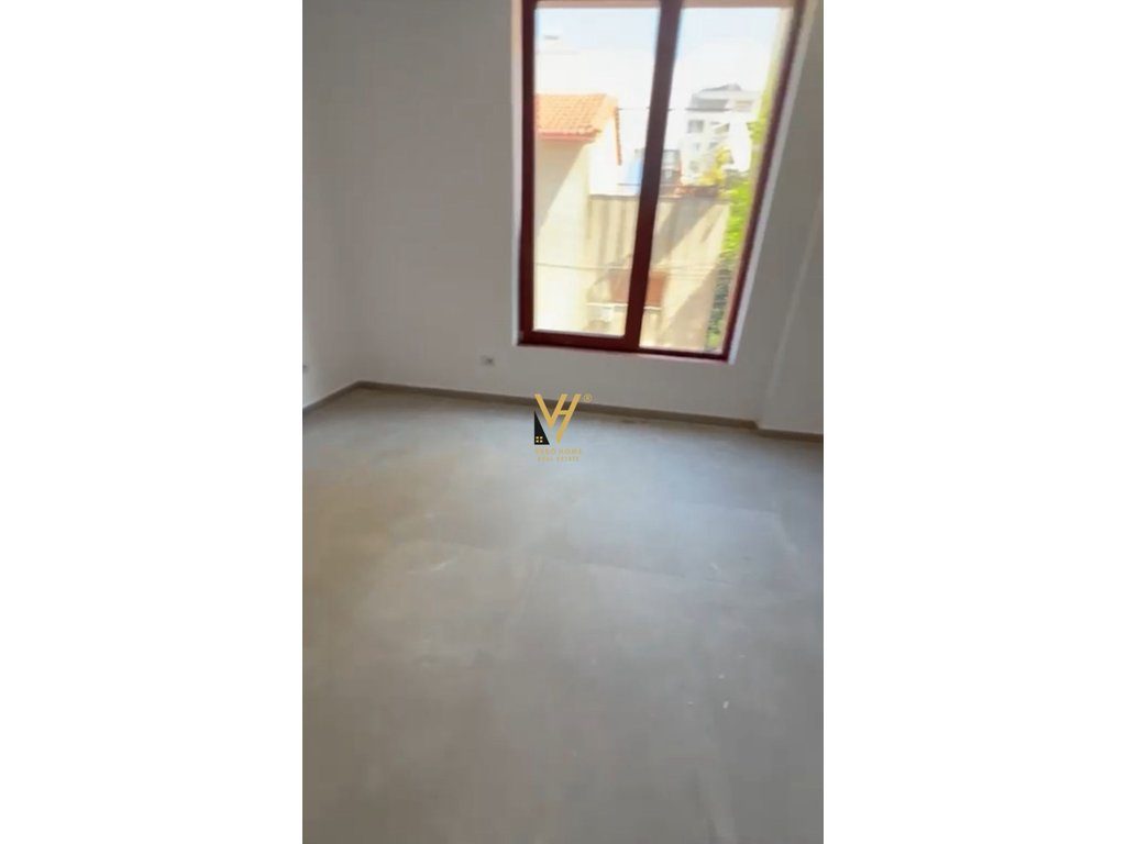 JEPET ZYRE 50M2 ME QERA TE RRUGA E KAVAJES 1.200 EURO
