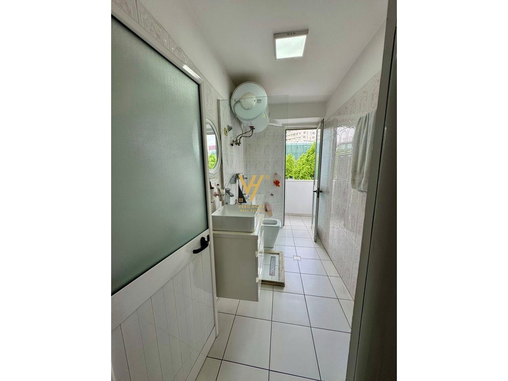 JEPET AMBIENT 68 M2 ME QERA NE VASIL SHANTO 750 EURO 4