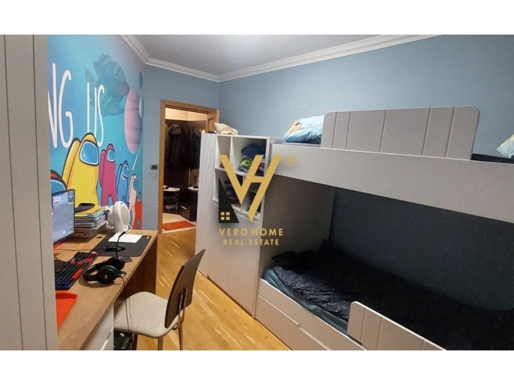 Shitet Apartament 3+1+2+ballkon pran Qendres Kristal 152 m2 3