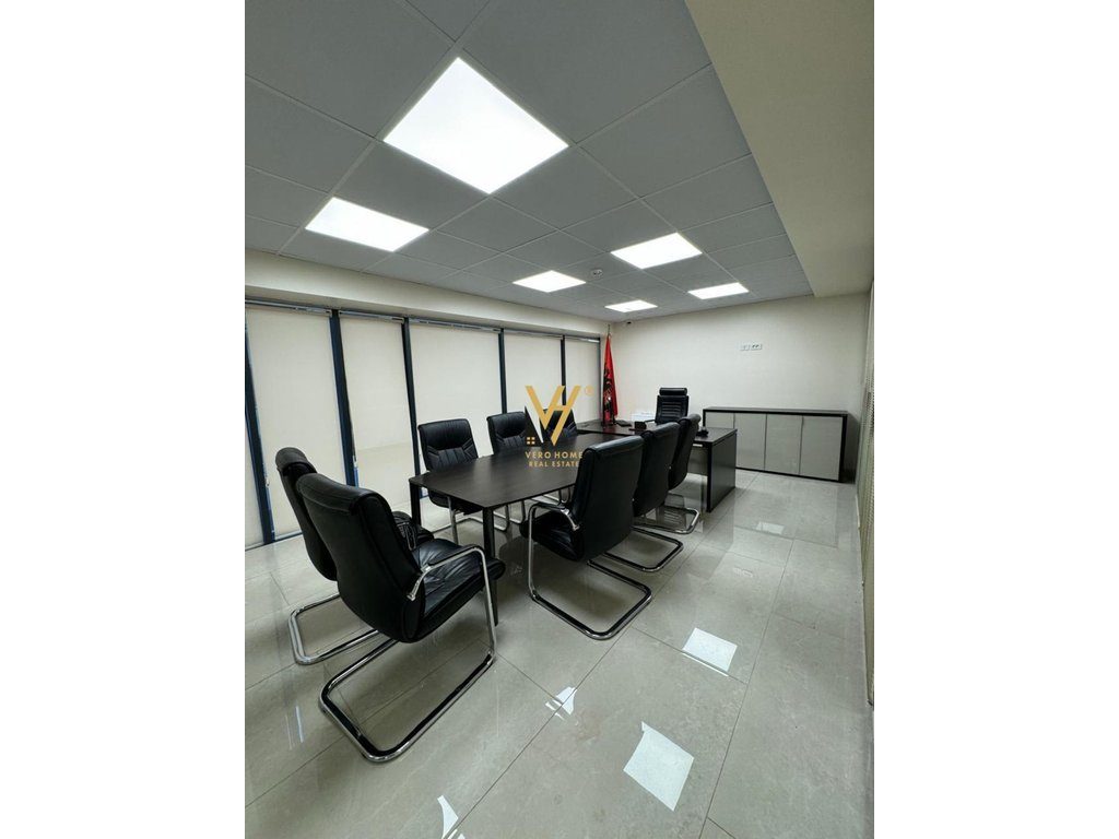 JEPET ZYRE 150M2 ME QERA TE RRUGA E ELBASANIT 1.700 EURO