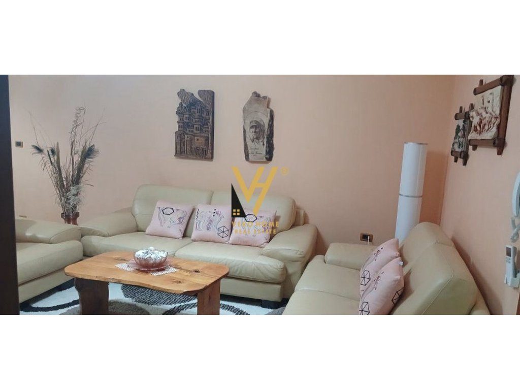 JEPET HYRJE 2+1 ME QERA TE ISH UZINA E AUTOTRAKTOREVE, SHKOZE 430 EURO