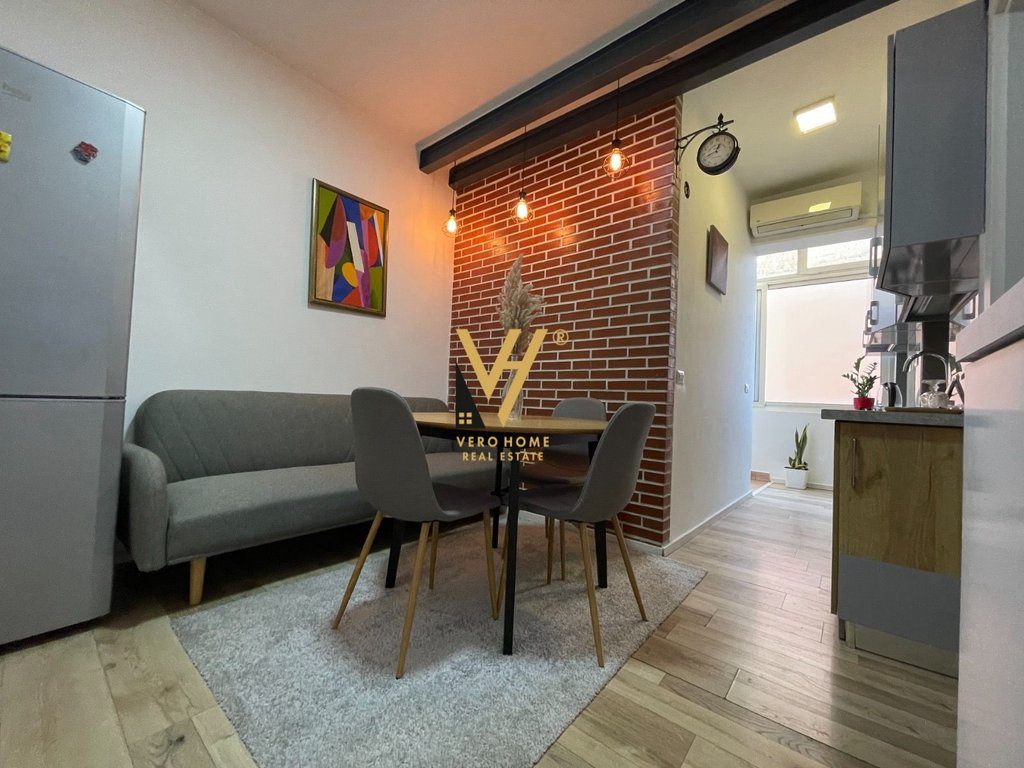 JEPET APARTAMENT 1+1 ME QIRA NE MYSLYM SHYR 60.000 LEKE