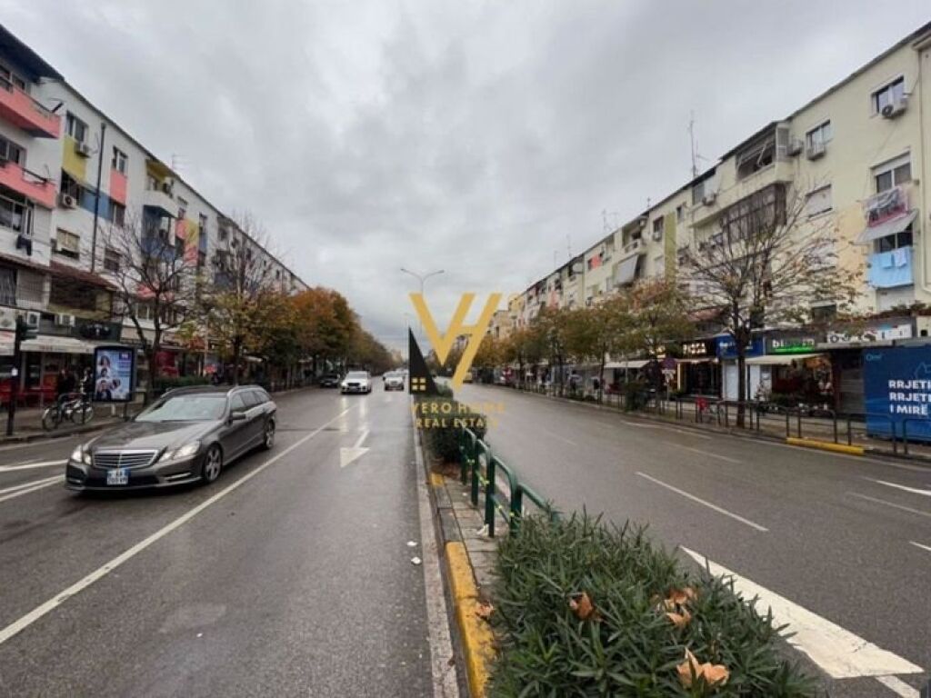 Shiten Dy Dyqane Buze Rruges 21 Dhjetori 63 m2