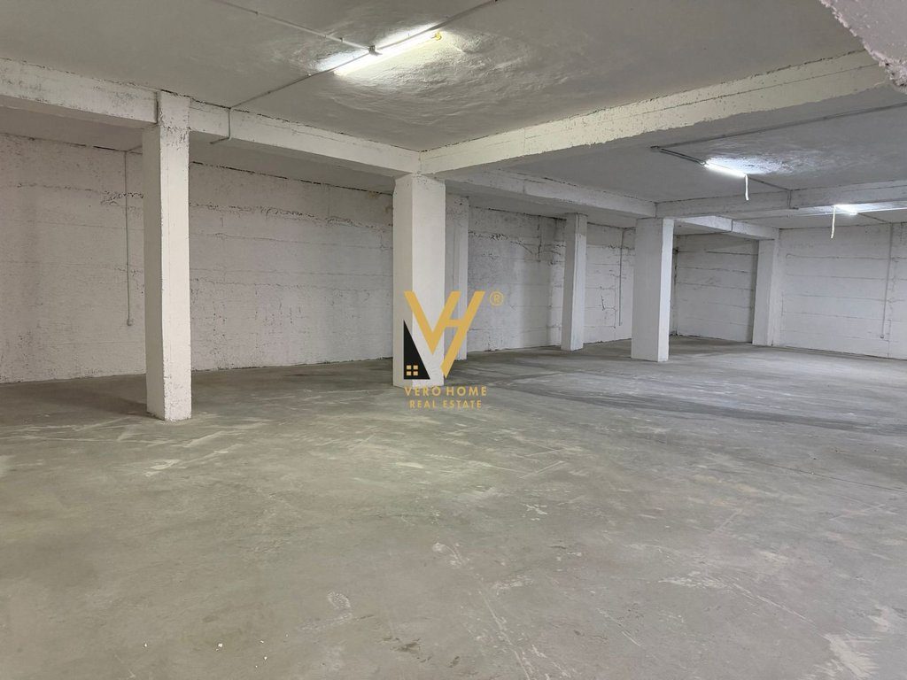 JEPET MAGAZINE 480 M2 ME QERA TE UZINA TRAKTORI 200.000 LEKE