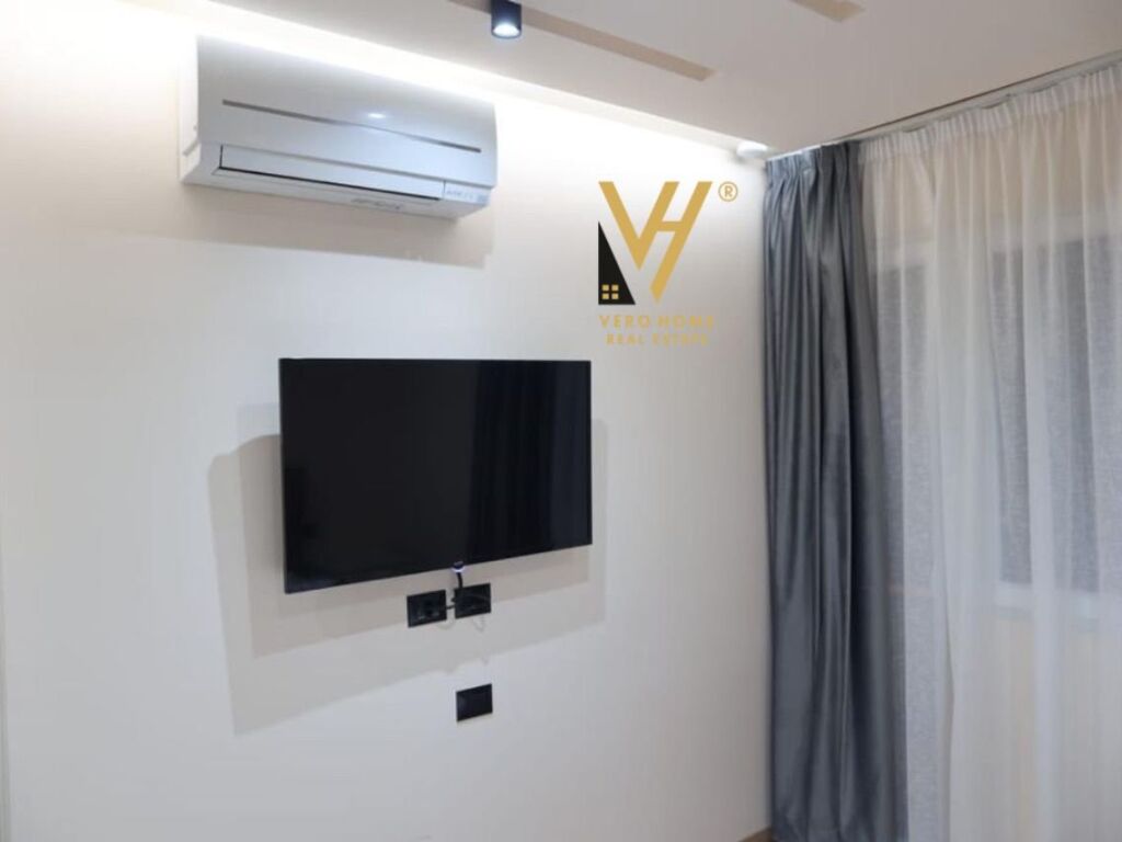 Shitet hotel + tre dyqane te rruga e Teleferikut, Fresku