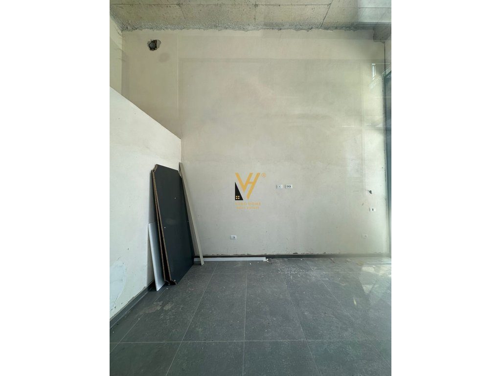JEPET DYQAN 22 M2 ME QERA TE ISH FUSHA E AVIACIONIT 350 EURO 1
