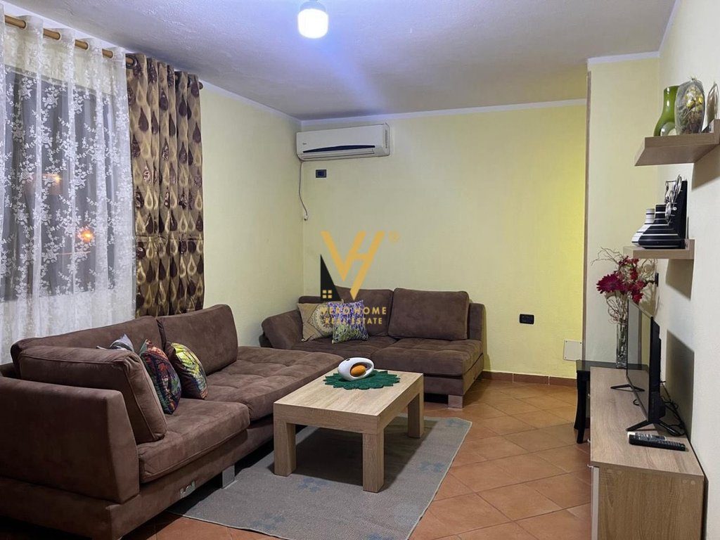 JEPET APARTAMENT 1+1 ME QERA TE BLV.ZOGU I PARE 50.000 LEKE