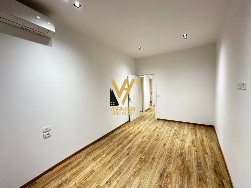 JEPET AMBIENT BIZNESI 95 M2 ME QERA TE RRUGA E ELBASANIT 1.300 EURO