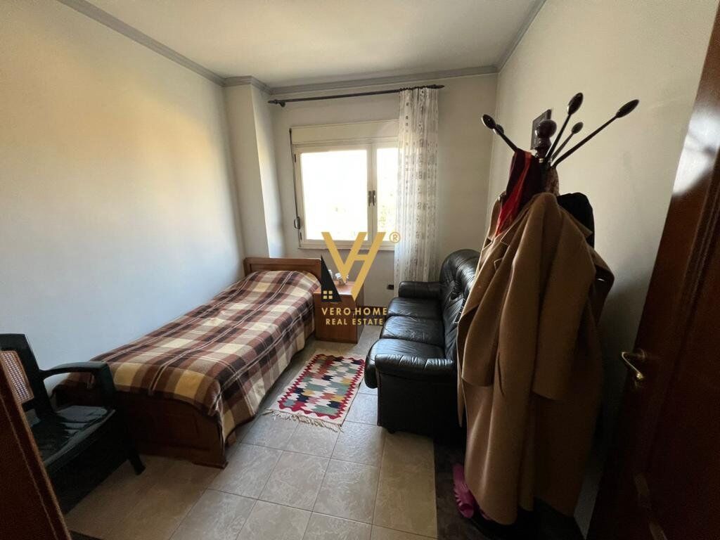 Shitet Apartament 3+1+2 te Stacioni i Trenit 140 m2