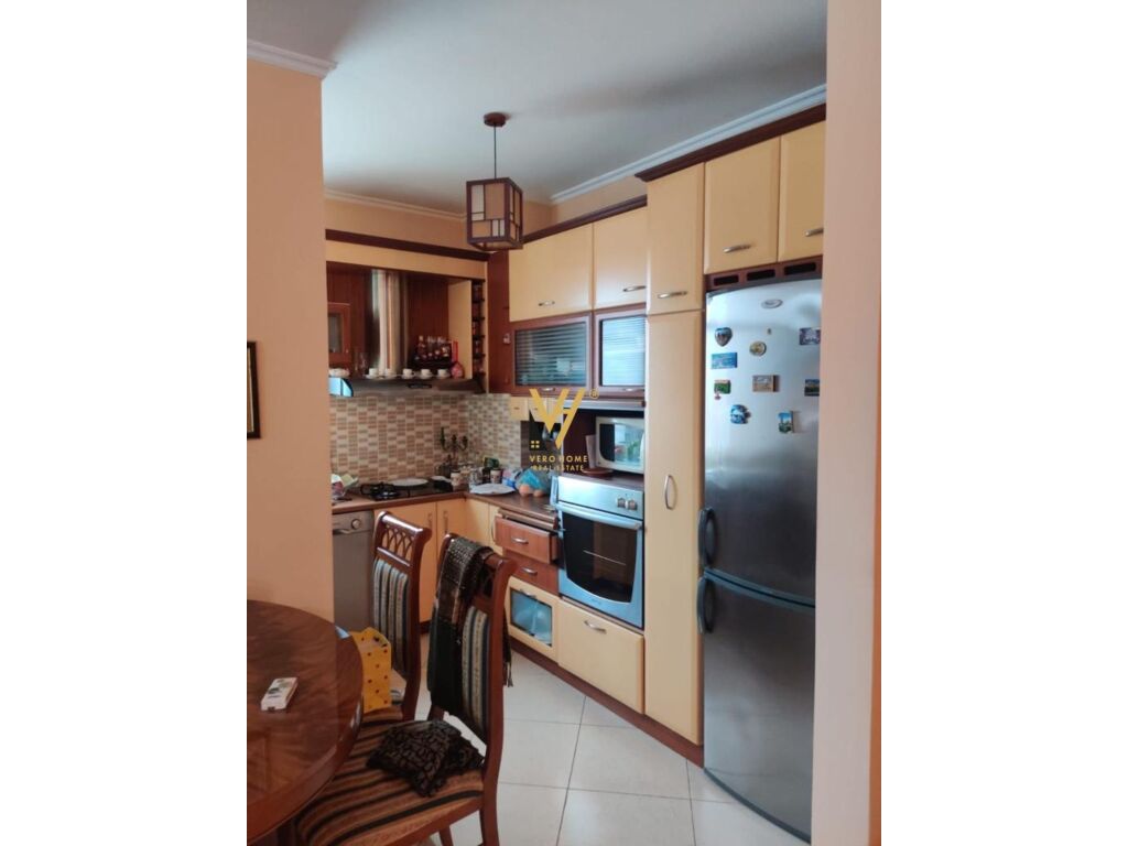Jepet Apartament 2+1+ballkon me qera prane Stadiumit Air Albania 103 m2