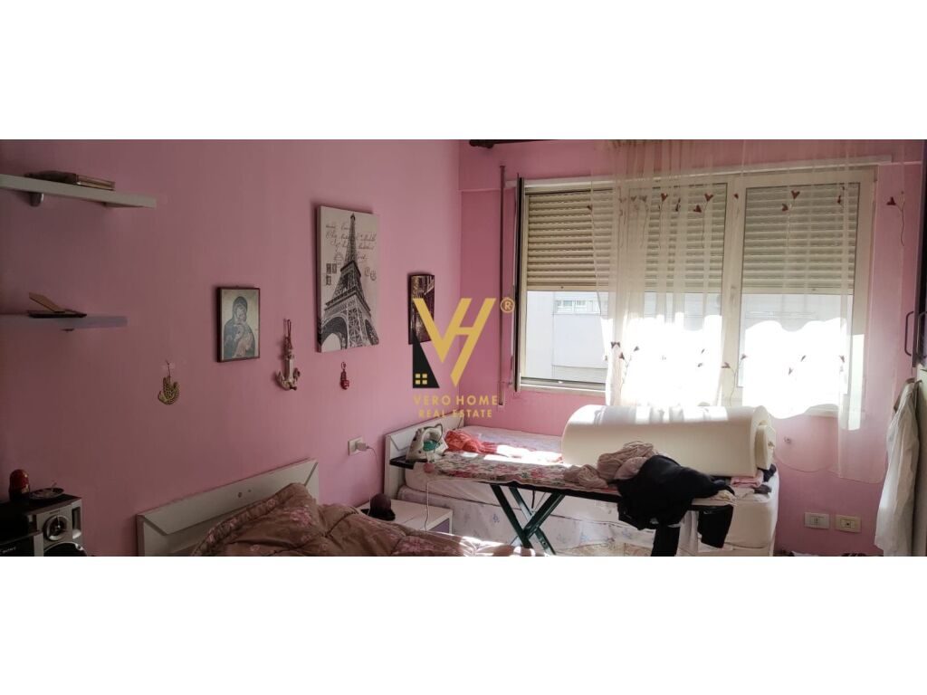 Shitet Apartament 2+1+2+ballkon te Qendra Kristal , Komuna e Parisit 95 m2 2