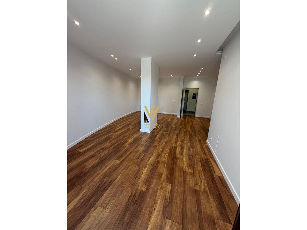 JEPET ZYRE 100 M2 ME QIRA TE KOMUNA E PARISIT 1.500 EURO