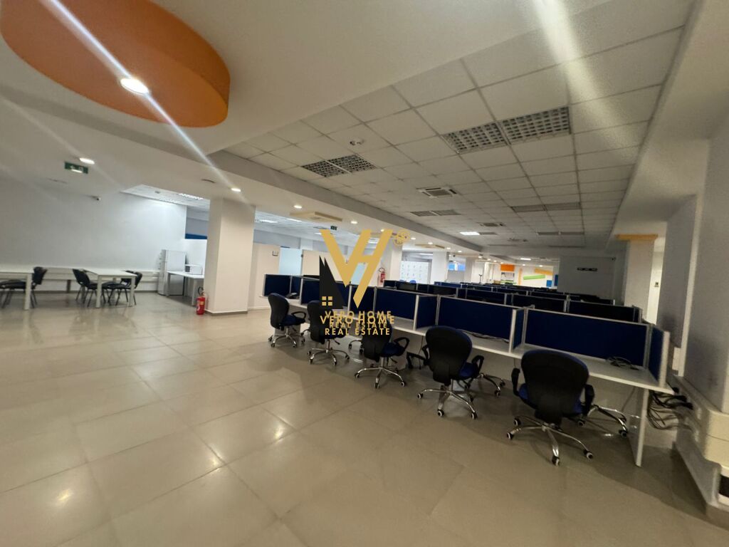 JEPET ZYRE 1.300 M2 ME QERA PRANE HOTEL HILTON , KOMPLEKSI DELIJORGJI 12.000 EURO 2