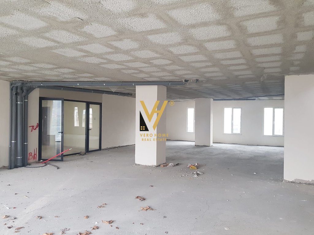 JEPET AMBIENT KOMERCIAL 200M2 ME QERA NE KINOSTUDIO 1.500 EURO 1