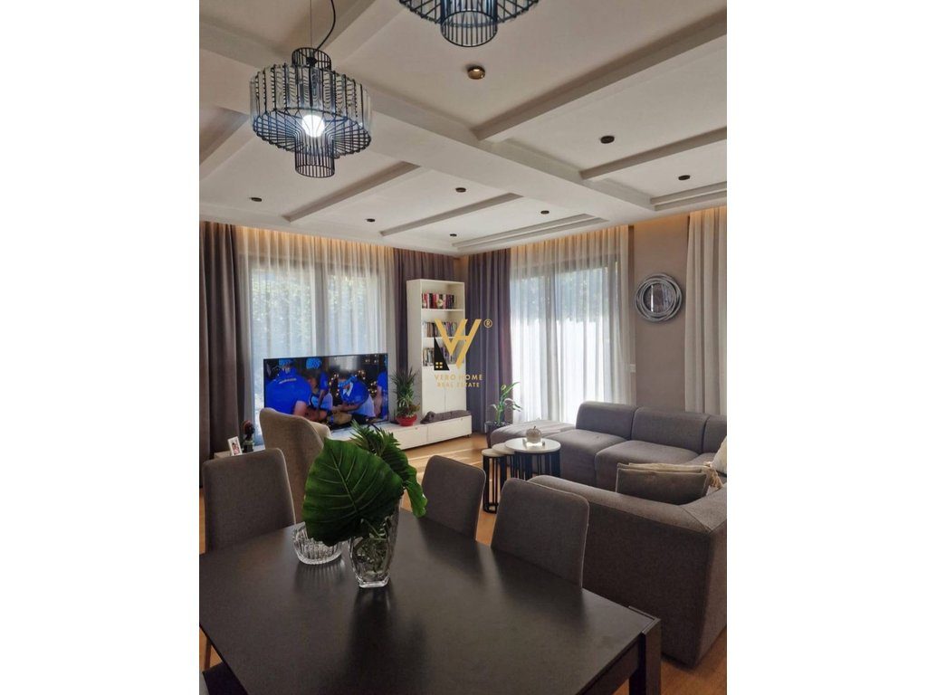 JEPET HYRJE 3+1+2+BLK ME QERA TE VENUE CLUB 120.000 LEKE