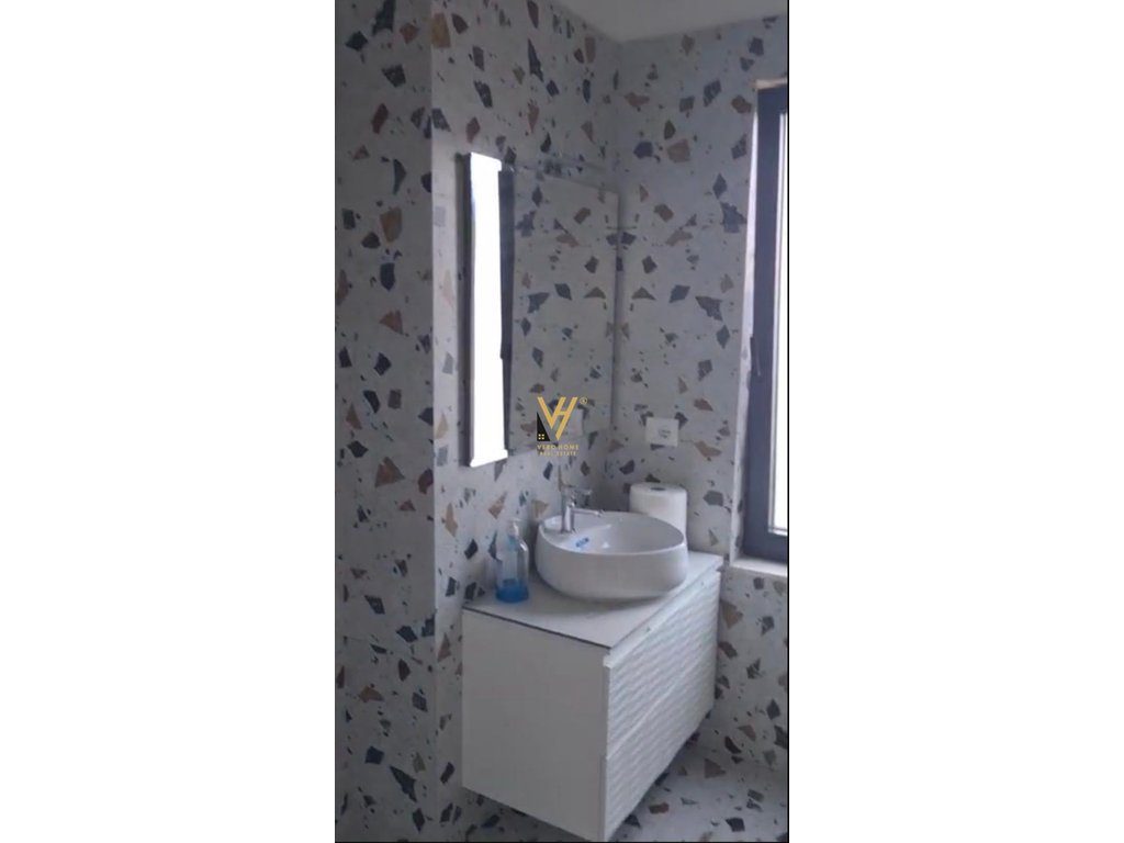 JEPET ZYRE 100 M2 ME QIRA TE RRUGA BARRIKADAVE 90.000 LEKE 4
