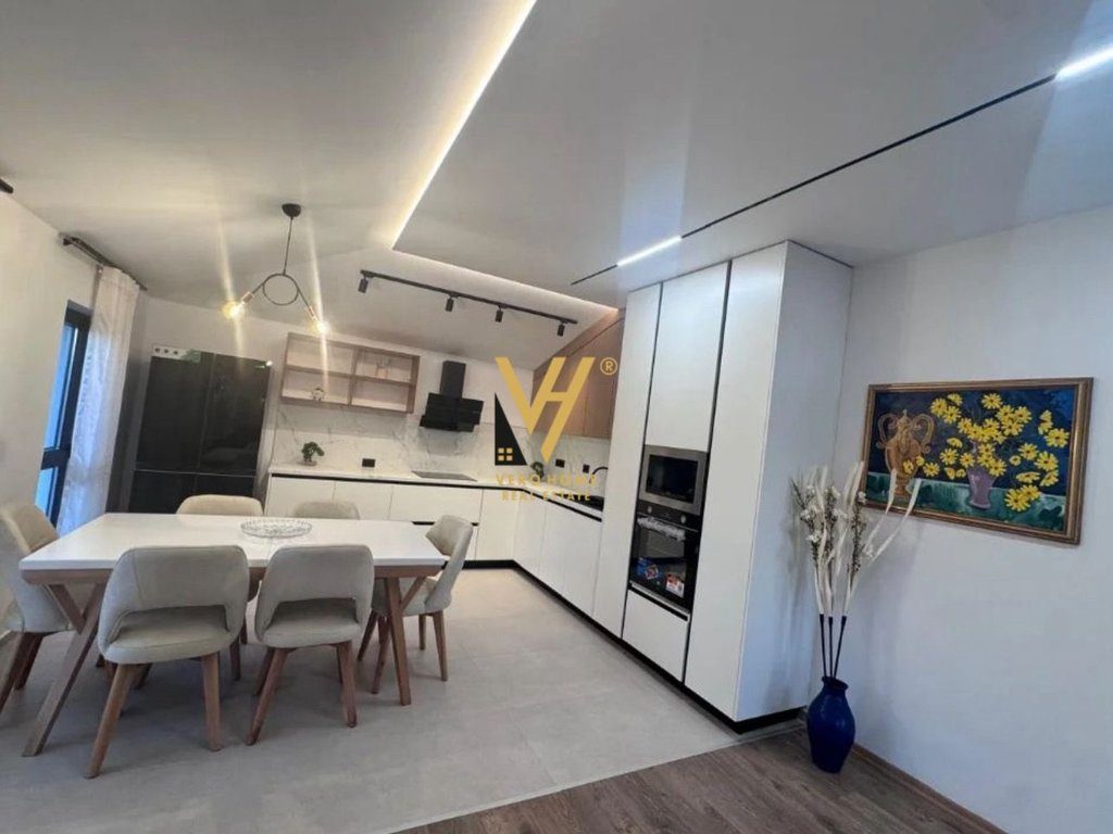 JEPET HYRJE 2+1+2+BLK ME QIRA NE LAPRAKE 1.000 EURO 2