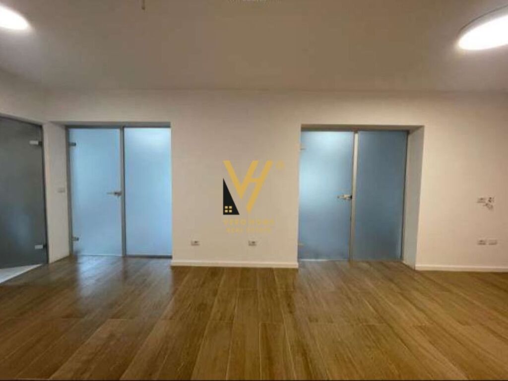 Jepet zyre me qera te Stadiumi Dinamo 110 m2